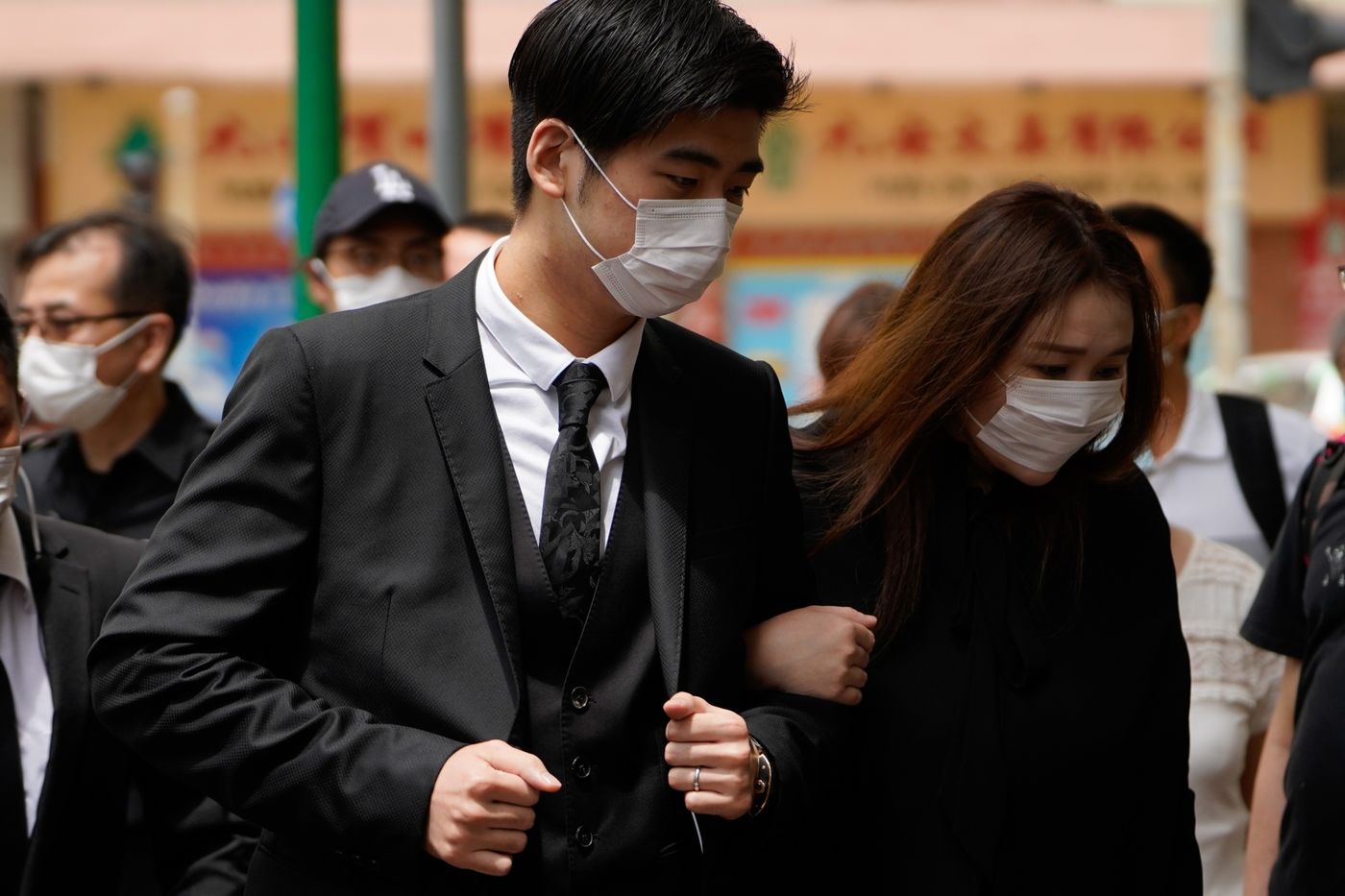 Sabrina Ho và chồng tại đám tang của Stanley Ho - Ảnh: Bloomberg.