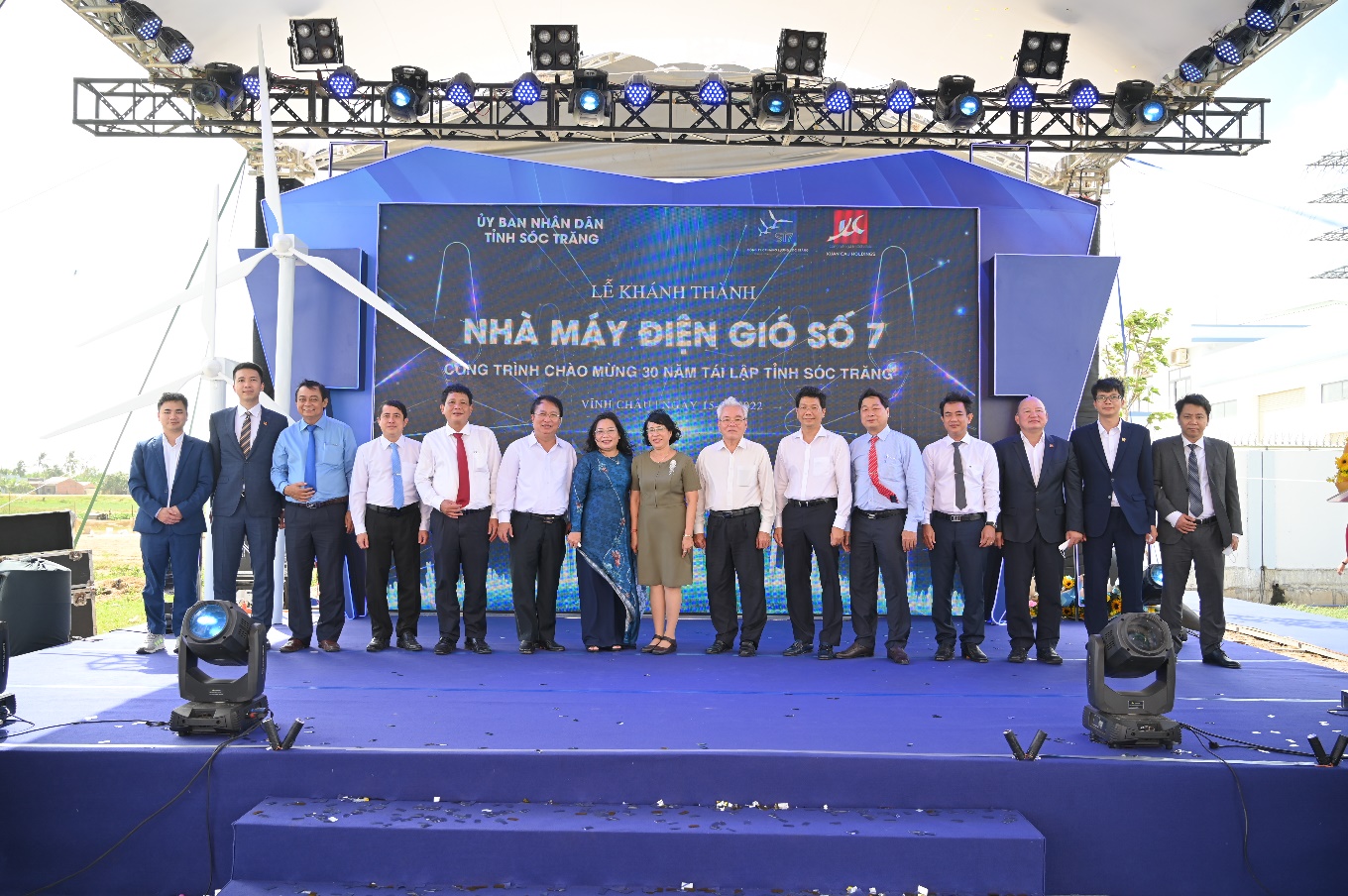 L&atilde;nh đạo tỉnh S&oacute;c Trăng ghi nhận th&agrave;nh t&iacute;ch xuất sắc của Nh&agrave; m&aacute;y điện gi&oacute; số 7 trong đợt thi đua ch&agrave;o mừng 30 năm t&aacute;i lập tỉnh.