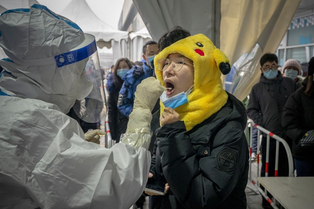 Lấy mẫu xét nghiệm Covid tại Bắc Kinh, Trung Quốc - Ảnh: Bloomberg