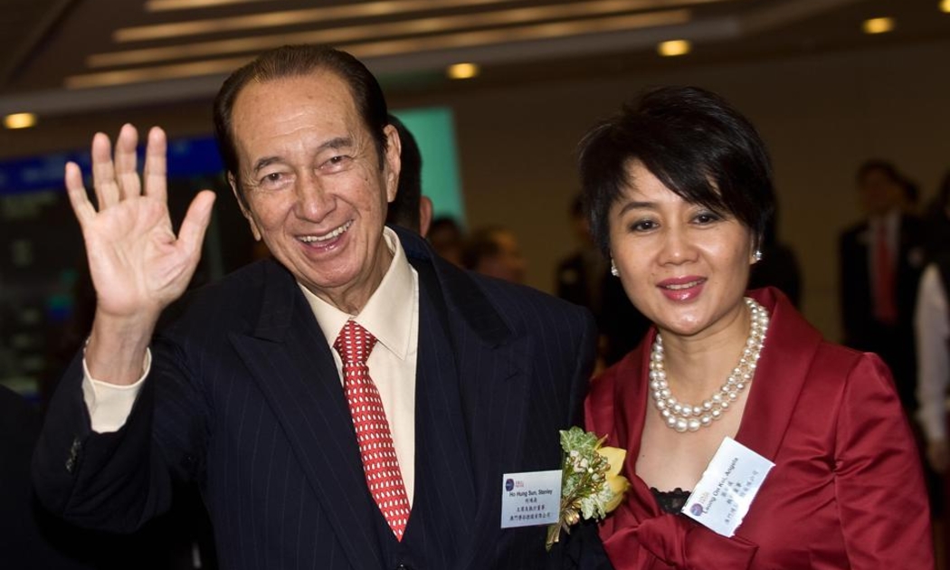 Stanley Ho và người vợ thứ tư Angela Leong vào năm 2008 - Ảnh: Getty/CNBC.
