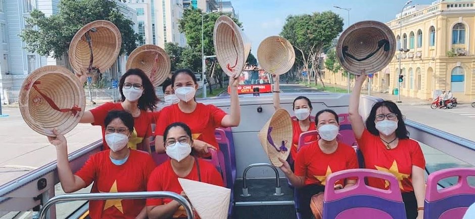 Du lịch kh&aacute;m ph&aacute; TP.HCM bằng xe bu&yacute;t 2 tầng.