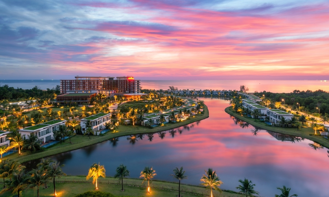 Vẻ đẹp Mövenpick Villas & Residences Phú Quốc trong ánh hoàng hôn tím biếc.