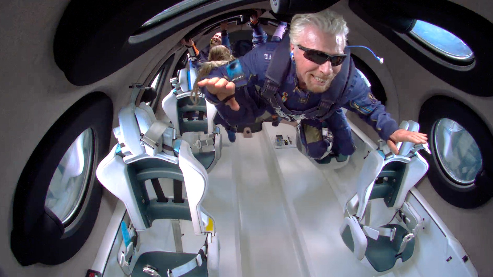 Tỷ phú Richard Branson hoàn thành giấc mơ bay vào vũ trụ trên tàu của Virgin Galactic vào ngày 11/7/2021 - Ảnh: Virgin Galactic