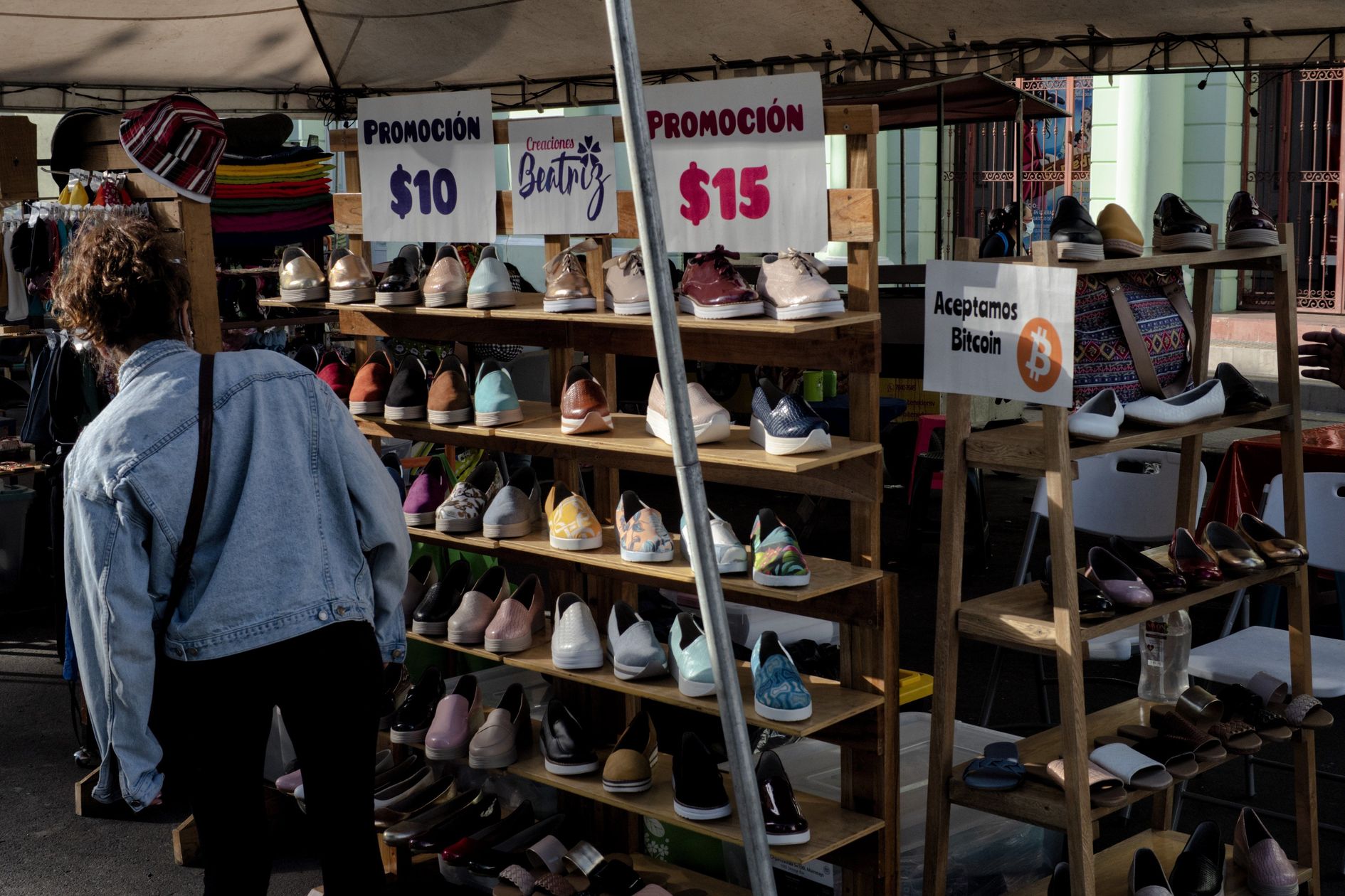 Một cửa h&agrave;ng gi&agrave;y treo biển nhận thanh to&aacute;n bằng Bitcoin ở El Salvador - Ảnh: WSJ