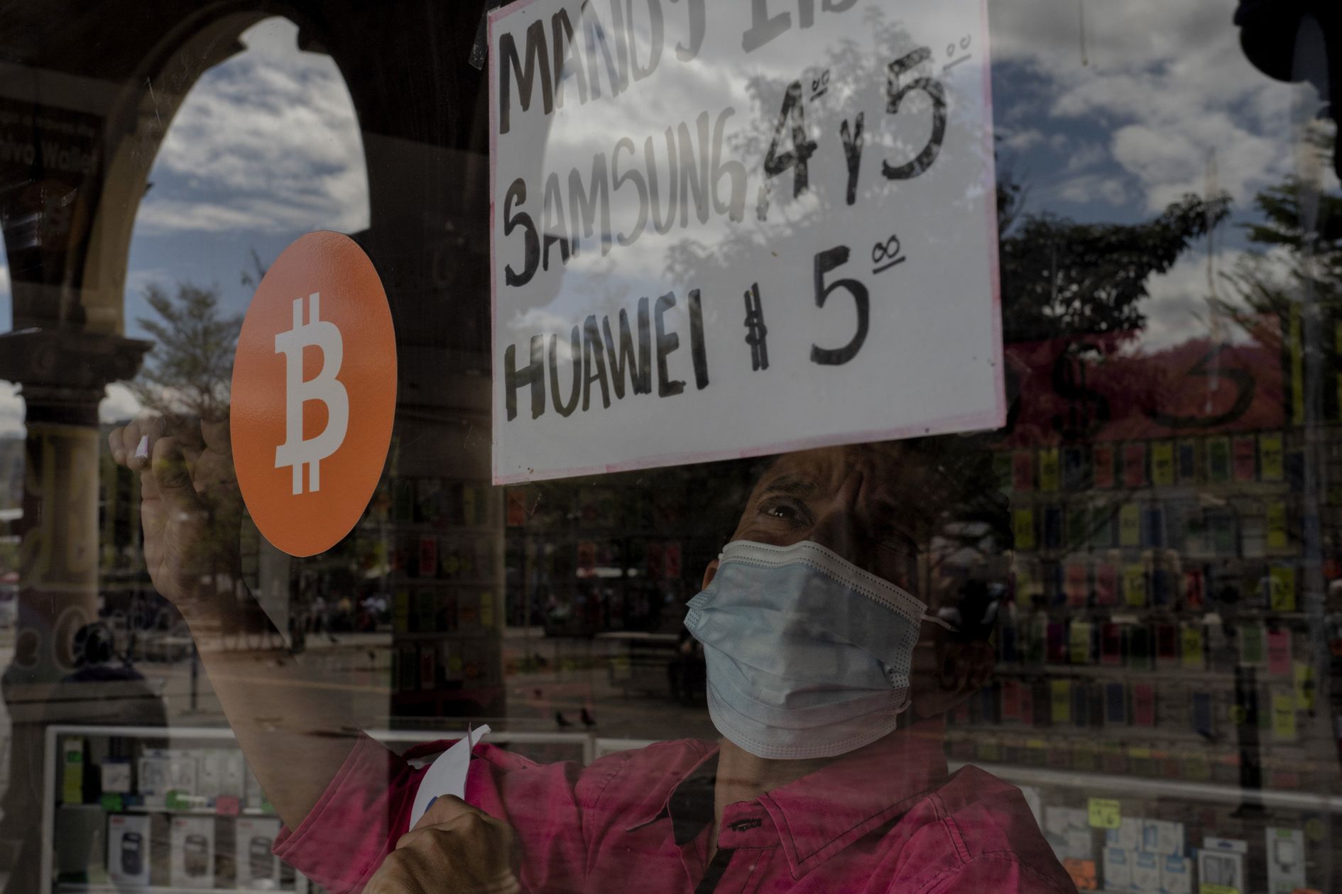 Một cửa hàng phụ kiện điện thoại ở San Salvador, thủ đô của El Salvador, dán biển chấp nhận thanh toán bằng Bitcoin - Ảnh: WSJ