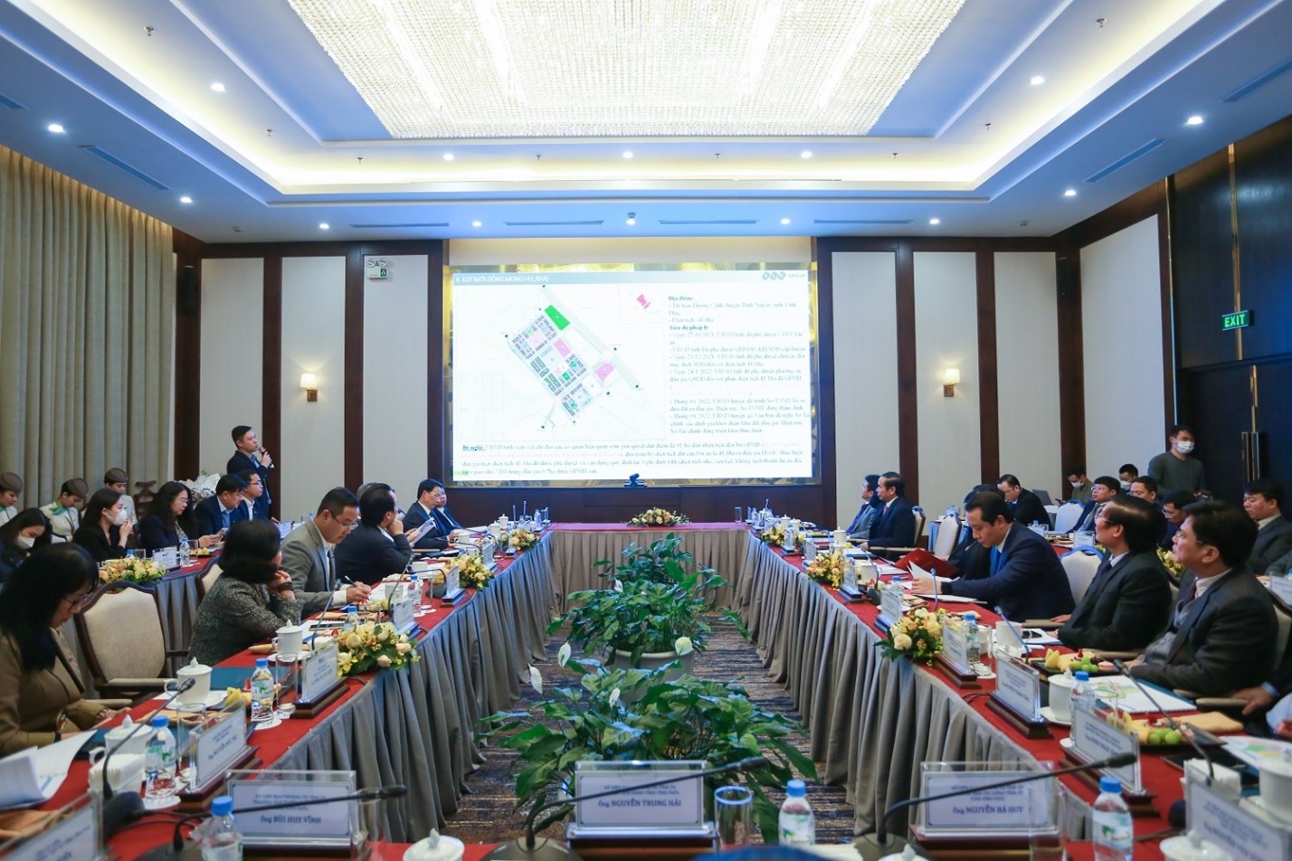 Đại diện Tập đoàn FLC báo cáo tiến độ các dự án tại Vĩnh Phúc.