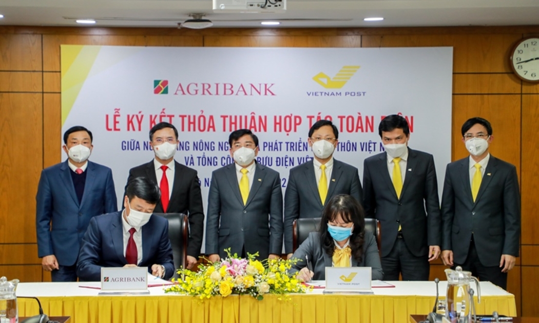 Dưới sự chứng kiến của 2 đơn vị, Phó Tổng giám đốc Vietnam Post Chu Thị Lan Hương và Phó Tổng giám đốc Agribank Nguyễn Hải Long thực hiện ký kết hợp tác toàn diện.