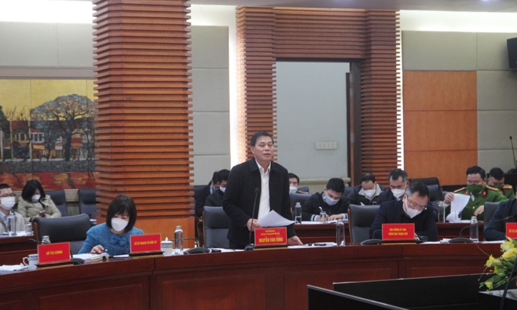 Chủ tịch UBND thành phố Nguyễn Văn Tùng phát biểu tại buổi tiếp các hộ kinh doanh tại chợ Sắt