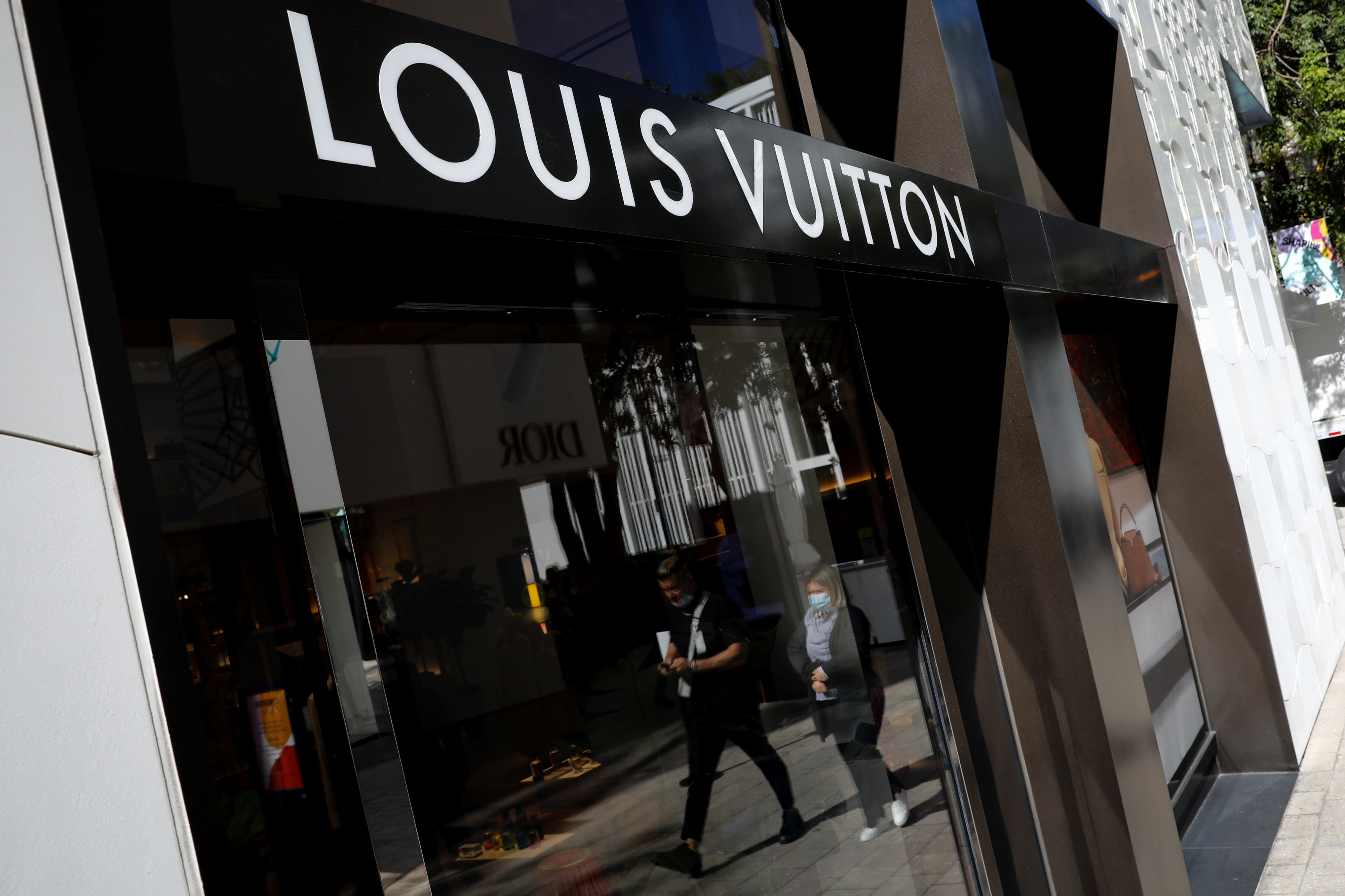 Louis Vuitton khai trương cửa hàng mới tại Hà Nội  Tập đoàn dệt may Việt  Nam