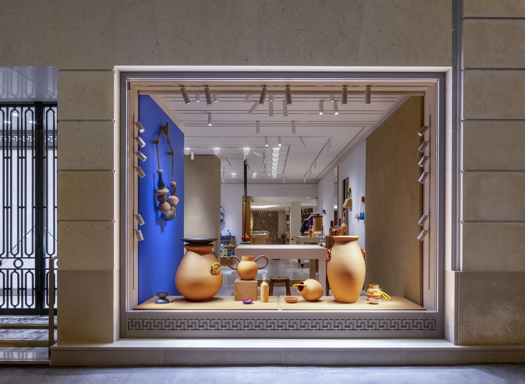 Cửa h&agrave;ng Petit-htại Rue De S&egrave;vres, Paris.