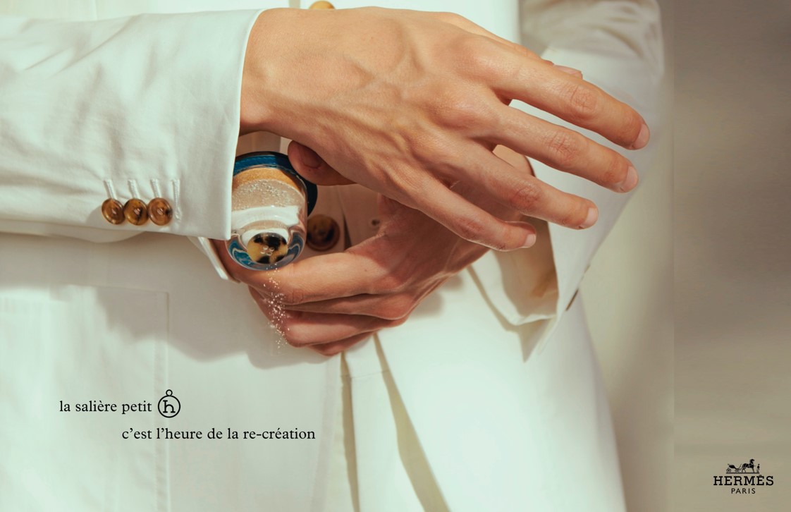 Chiếc c&uacute;c &aacute;o nhỏ nhắn được giữ lại để l&agrave;m nắp một lọ rắc muối.&nbsp;