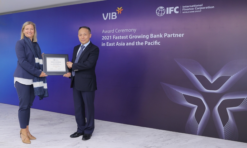 Ông Hàn Ngọc Vũ - Tổng giám đốc VIB nhận giải thưởng từ đại diện IFC.