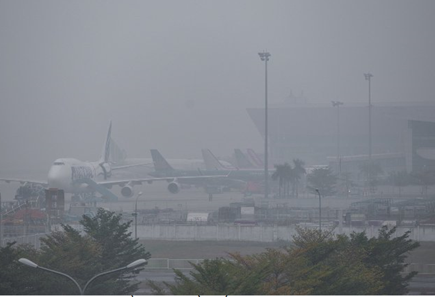 Sương mù dày đặc tại miền Bắc khiến nhiều chuyến bay phải chuyển hướng đi sân bay khác hoặc quay lại sân bay xuất phát.