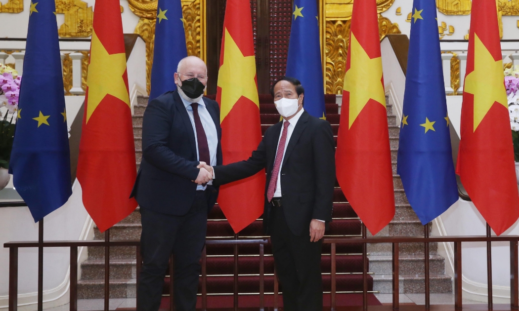Phó Thủ tướng Lê Văn Thành và Phó Chủ tịch điều hành EC Frans Timmermans - Ảnh: TTXVN