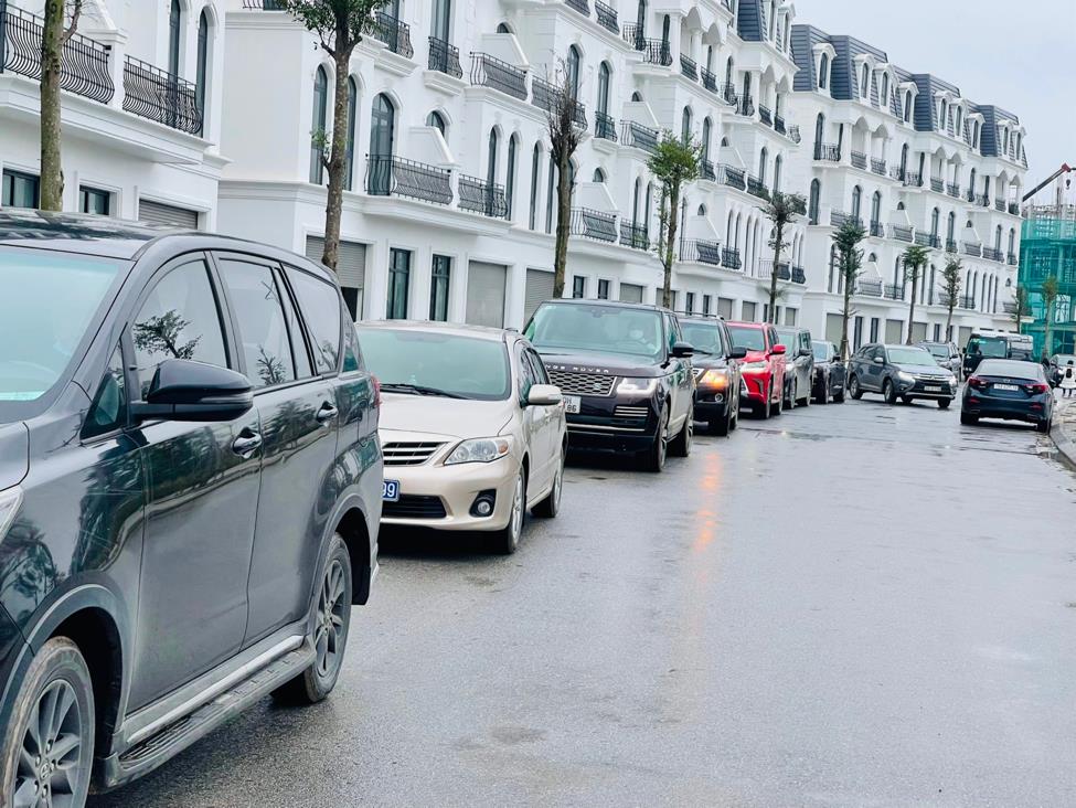 Những chiếc “xế xịn” nườm nượp đổ về để tìm hiểu dự án vào những dịp cuối tuần.