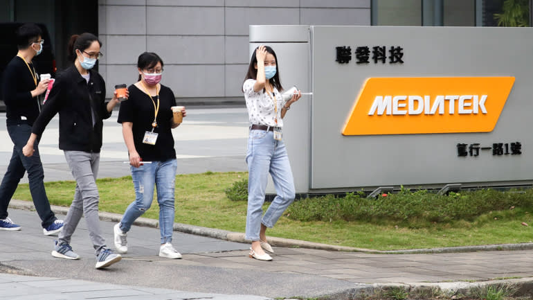 Hai nhà sản xuất chip lớn nhất của Đài Loan, Taiwan Semiconductor Manufacturing Co. và MediaTek, đang tuyển dụng thêm tổng cộng hơn 10.000 lao động trong năm nay, chủ yếu tại Đài Loan - Ảnh: AP