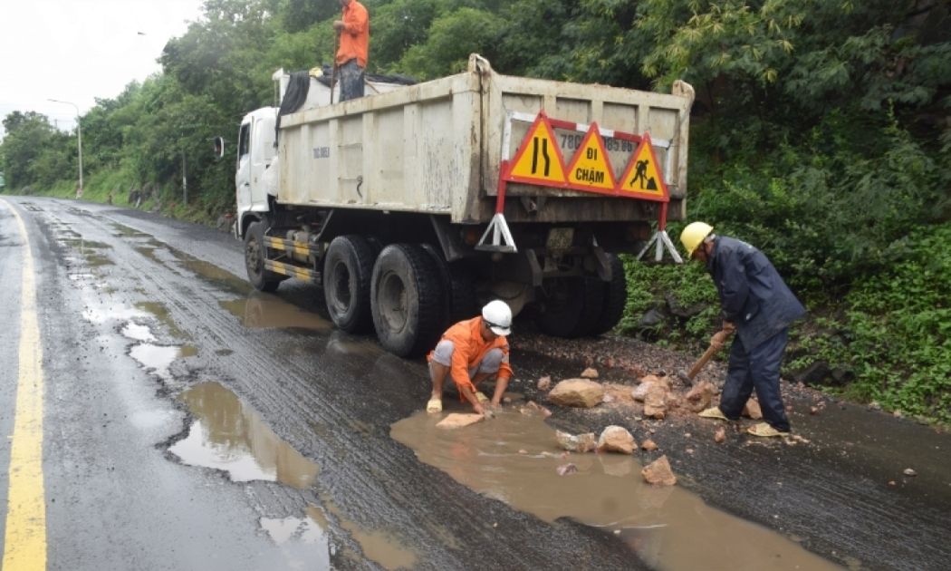 Lưu lượng xe tăng và các cơn bão, mưa lớn liên tục trong năm 2021 kéo dài khiến Quốc lộ 1 qua địa bàn tỉnh Phú Yên hư hỏng nặng.