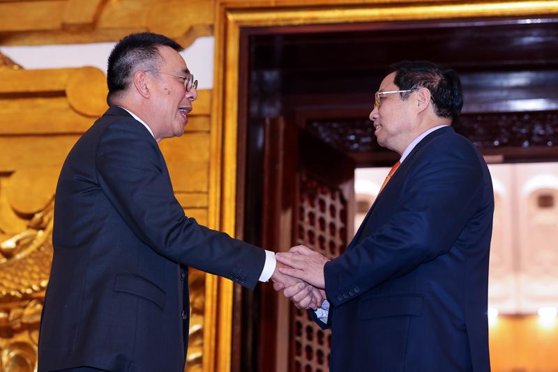 Prime Minister Pham Minh Chinh and Mr. Roongrote Rangsiyopash, Chairman and CEO of SCG.