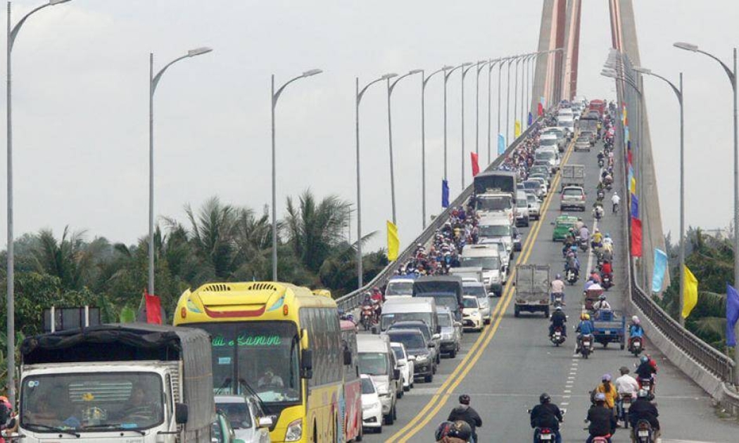 Cầu Rạch Miễu hiện đang quá tải trầm trọng, bất kể dịp lễ, tết hay ngày thường.