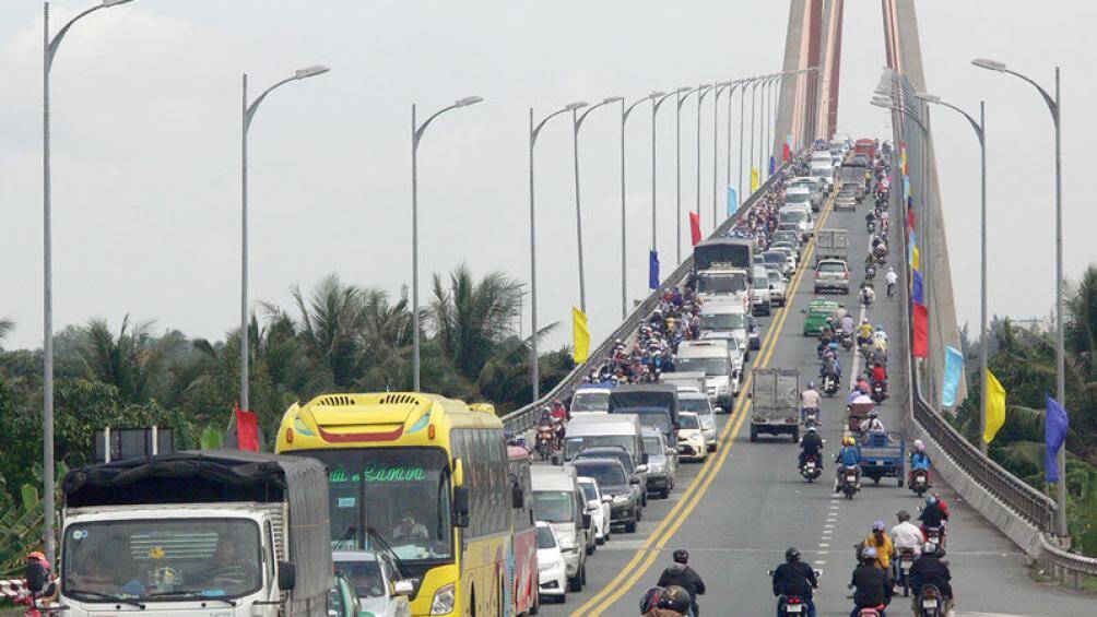 Cầu Rạch Miễu hiện đang quá tải trầm trọng, bất kể dịp lễ, tết hay ngày thường.
