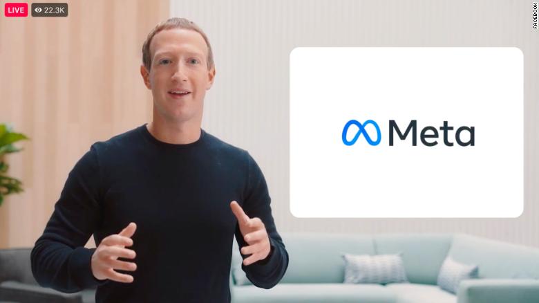 Mark Zuckerberg trong một lần phát video trực tiếp để nói về những thay đổi của Facebook - Ảnh: Facebook