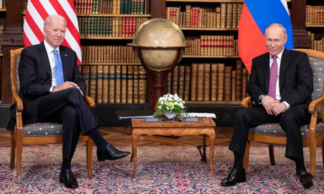 Tổng thống Mỹ Joe Biden (trái) và Tổng thống Nga Vladimir Putin trong cuộc gặp thượng đỉnh ở Geneva, Thuỵ Sỹ, tháng 6/2021 - Ảnh: Getty/CNBC.