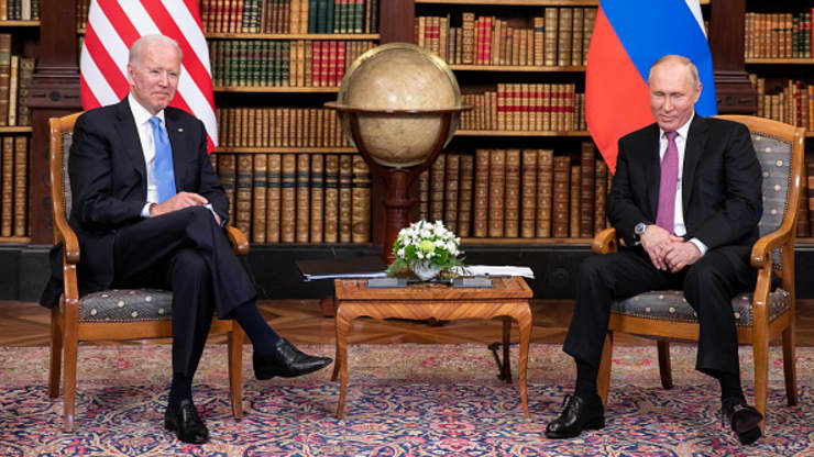 Tổng thống Mỹ Joe Biden (trái) và Tổng thống Nga Vladimir Putin trong cuộc gặp thượng đỉnh ở Geneva, Thuỵ Sỹ, tháng 6/2021 - Ảnh: Getty/CNBC.