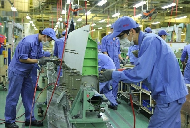 Chuyển dịch cơ cấu ng&agrave;nh c&ocirc;ng nghiệp theo hướng tăng tỷ trọng c&aacute;c ng&agrave;nh chế biến, chế tạo.