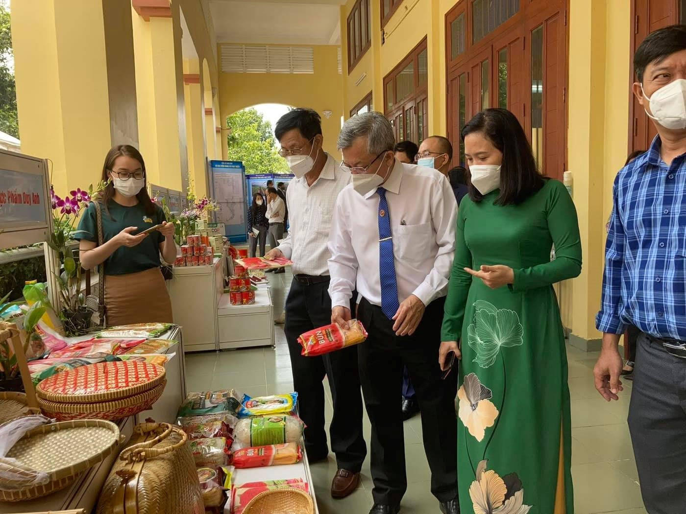 Đại biểu tham dự Hội thảo tham quan c&aacute;c gian h&agrave;ng triển l&atilde;m - Ảnh: AQ.