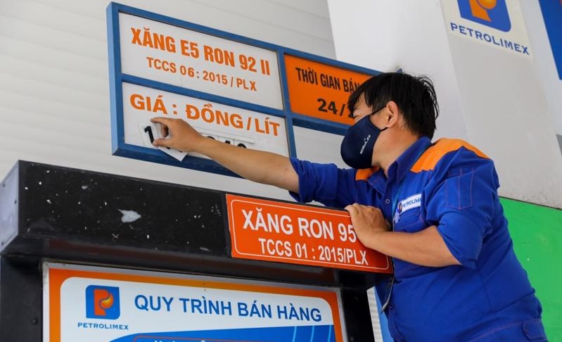Từ 15 giờ chiều ngày 21/2, giá xăng dầu trong nước tiếp tục được điều chỉnh tăng lần thứ 5 liên tiếp, phá đỉnh 8 năm.