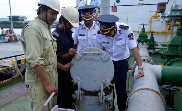 Buôn lậu xăng dầu trên biển tiềm ẩn diễn biến phức tạp, khó lường.