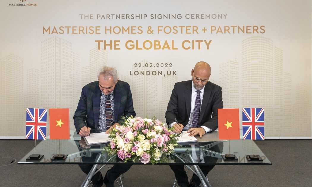 Ông Youssef Akila, Giám đốc Khối Thiết kế Masterise Homes (phải) và ông Gerard Evenden, Đối tác cấp cao, Giám đốc Studio của Foster + Partners tham gia ký kết hợp tác phát triển khu đô thị tiêu chuẩn quốc tế tại trung tâm TPHCM.