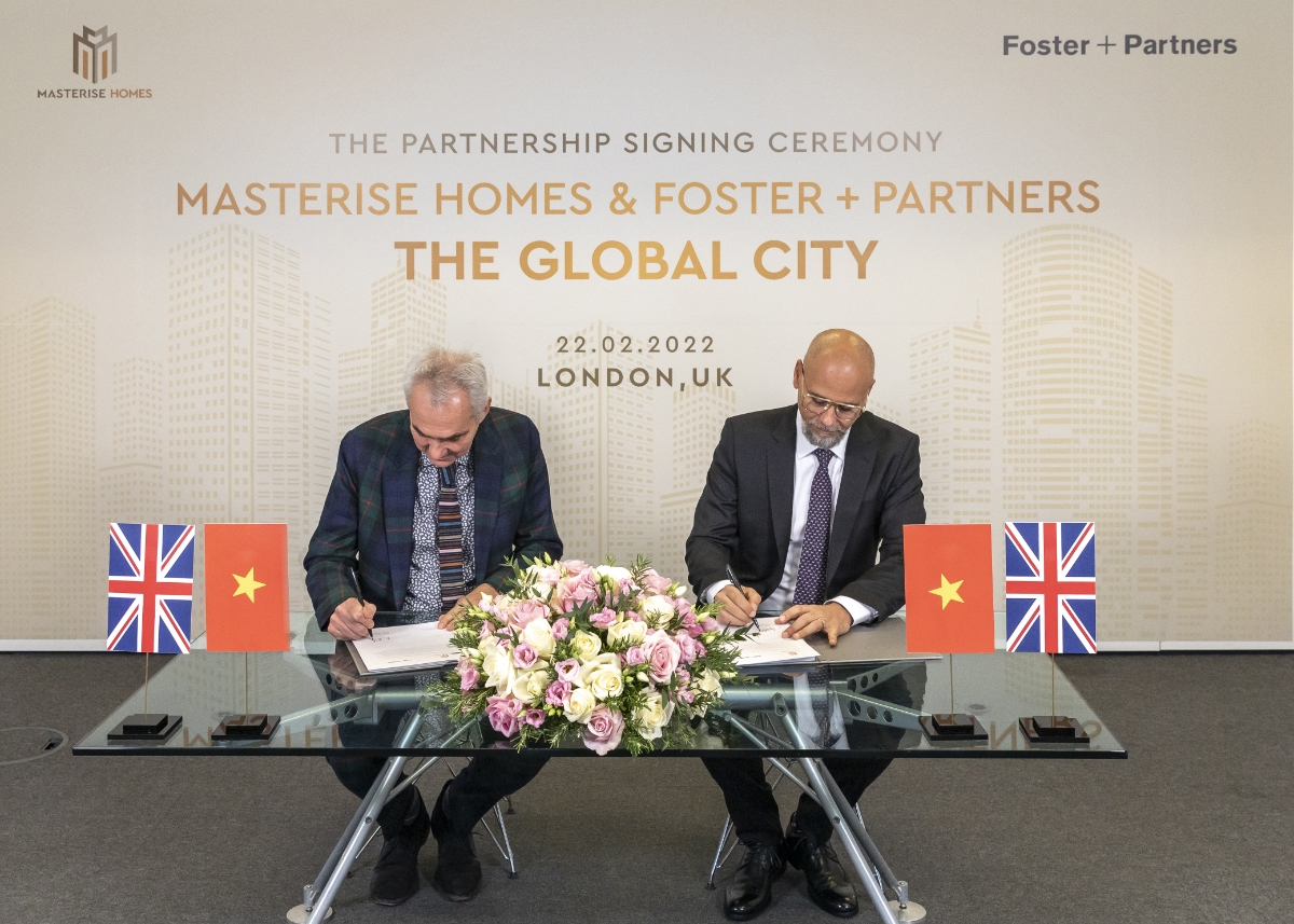 Ông Youssef Akila, Giám đốc Khối Thiết kế Masterise Homes (phải) và ông Gerard Evenden, Đối tác cấp cao, Giám đốc Studio của Foster + Partners tham gia ký kết hợp tác phát triển khu đô thị tiêu chuẩn quốc tế tại trung tâm TPHCM.
