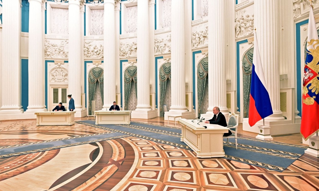 Tổng thống Nga Vladimir Putin (phải) tại điện Kremlin ngày 21/2- Ảnh: Getty/Bloomberg.