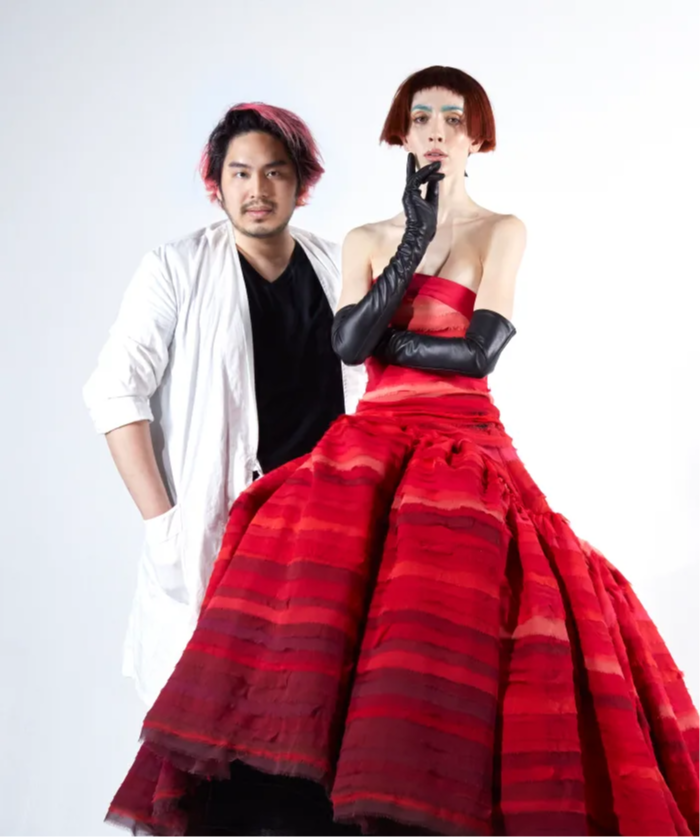 NTK gốc Việt Bach Mai bên một thiết kế trong BST Thu - Đông vừa tham gia New York Fashion Week 2022.