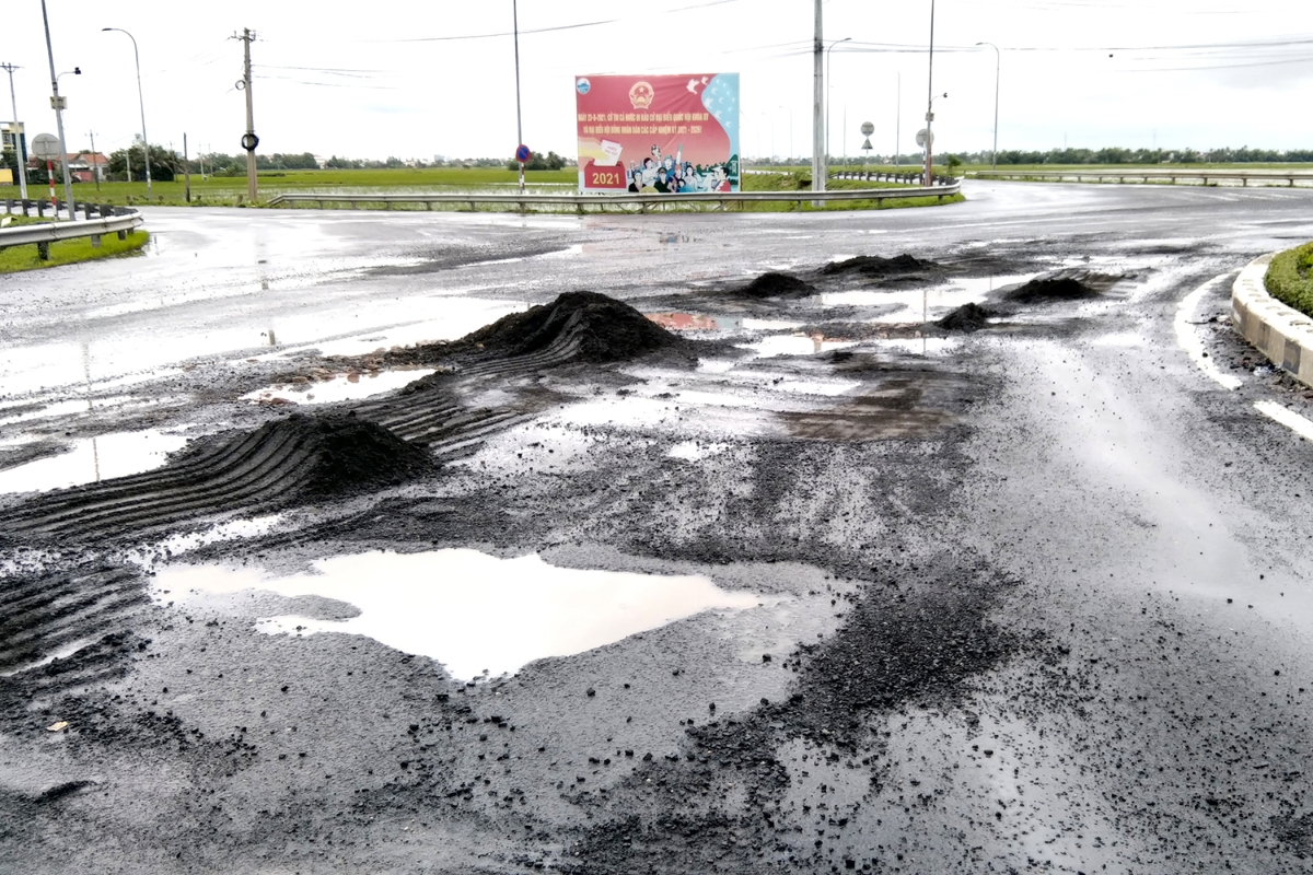 Quốc lộ 1 qua Phú Yên hư hỏng nghiêm trọng, gây khó khăn cho người và các phương tiện lưu thông trên tuyến.