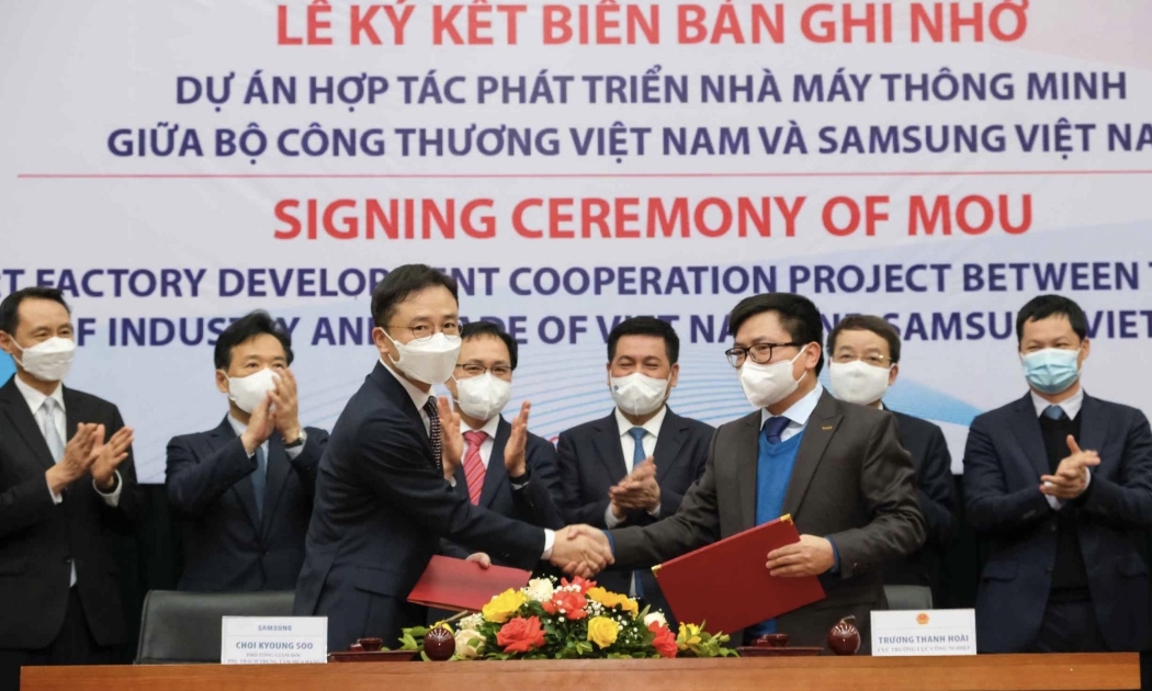 Lễ ký kết Biên bản ghi nhớ hợp tác phát triển nhà máy thông minh.