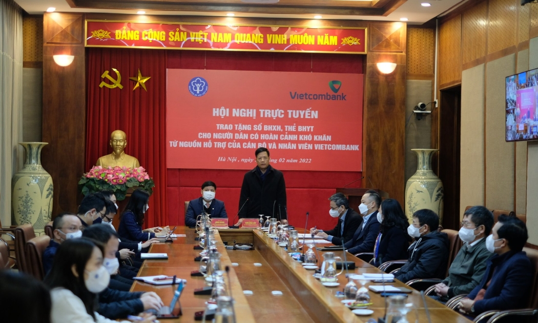 Lễ trao tặng sổ bảo hiểm xã hội, thẻ bảo hiểm y tế ngày 22/2. Ảnh - BHXH Việt Nam.