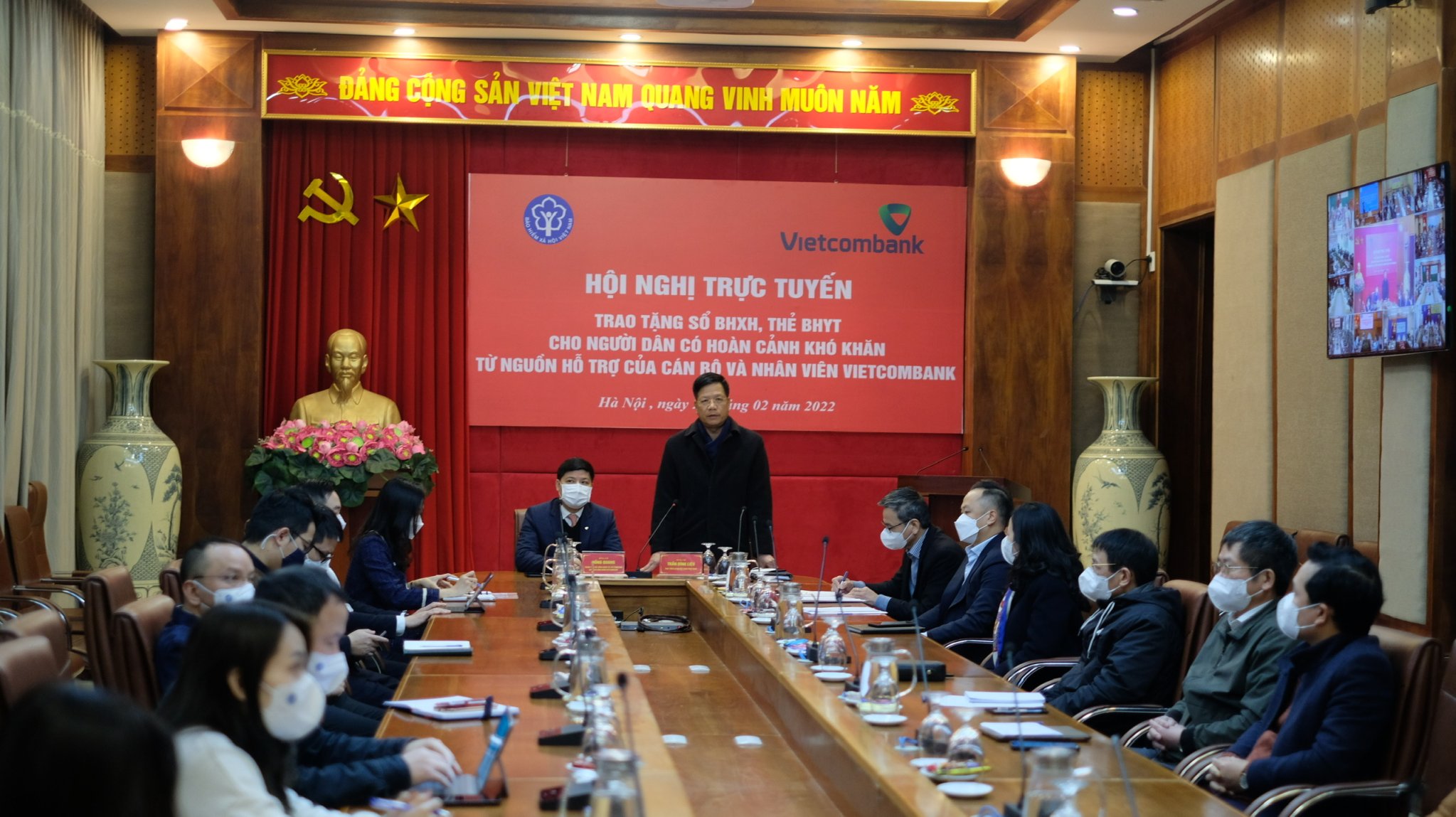 Lễ trao tặng sổ bảo hiểm xã hội, thẻ bảo hiểm y tế ngày 22/2. Ảnh - BHXH Việt Nam. 