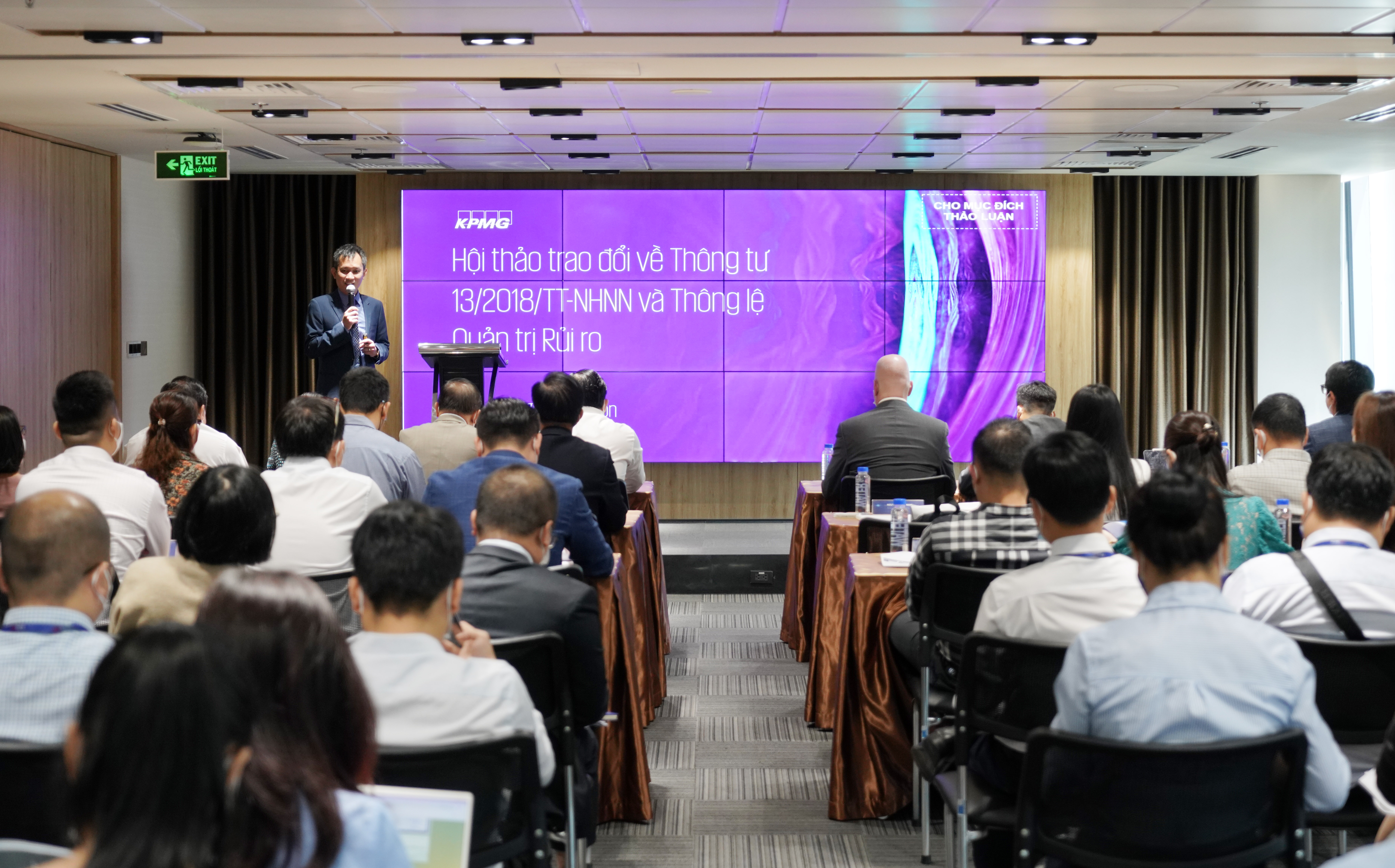 Đại diện Đối t&aacute;c KPMG tr&igrave;nh b&agrave;y về dự &aacute;n.