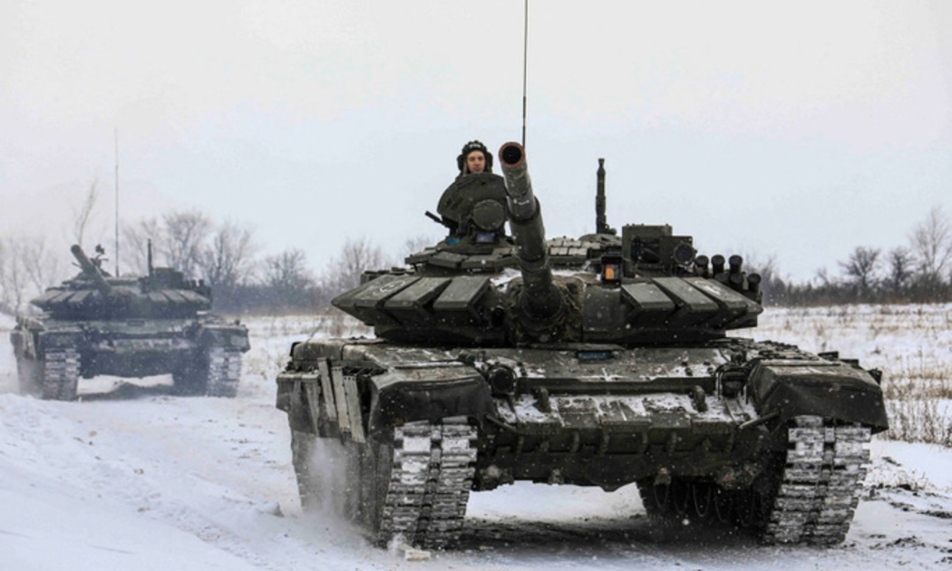 Hình ảnh binh sĩ Nga lái xe tăng trong cuộc tập trận ở vùng Leningrad, Nga do Bộ Quốc phòng Nga công bố ngày 14-2 - Ảnh: Reuters