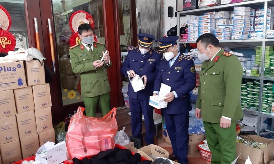 Cục QLTT Lạng Sơn phối hợp với phòng Cảnh sát Môi trường tiến hành kiểm tra thu giữ 260 bộ kit test nhanh Covid-19 sản xuất ngoài Việt Nam nhập lậu.
