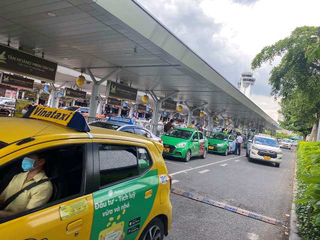 Tình trạng xe taxi dù chèo kéo, loạn giá tại sân bay Tân Sơn Nhất  khiến nhiều hành khách bức xúc.