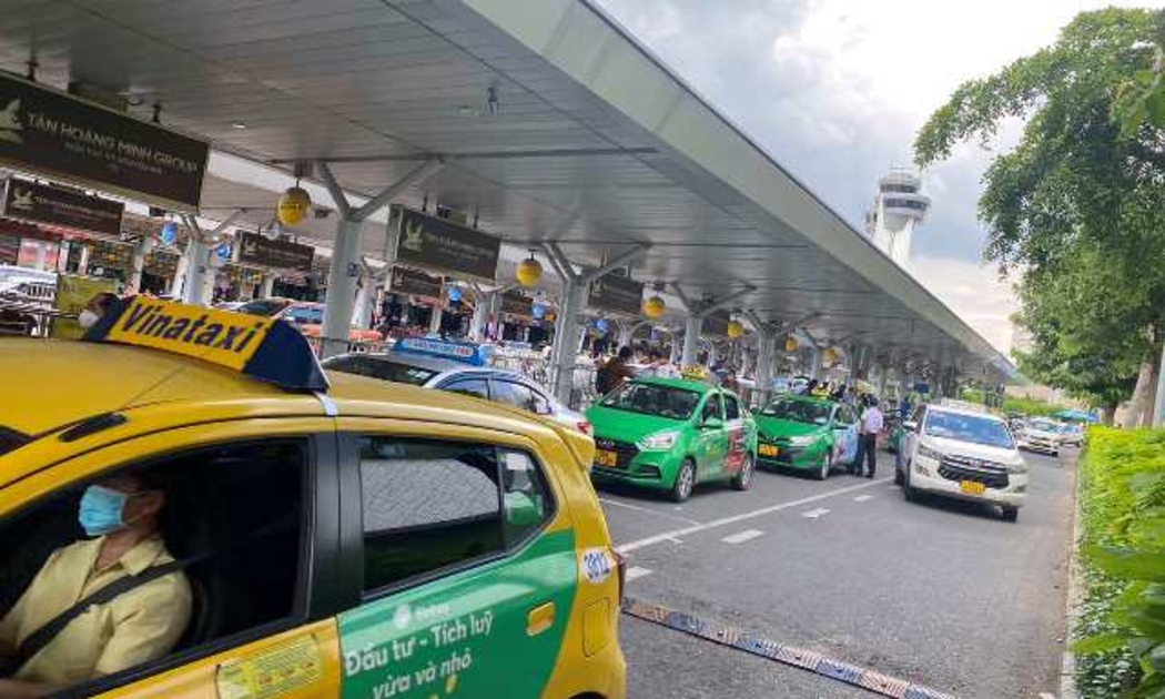 Tình trạng xe taxi dù chèo kéo, loạn giá tại sân bay Tân Sơn Nhất  khiến nhiều hành khách bức xúc.