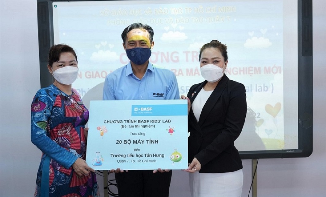 Ông Erick Contreras, Tổng Giám đốc BASF Việt Nam (đứng giữa), trao tặng bảng tượng trưng tài trợ 20 bộ máy tính cho bà Trần Thị Lan Hương, Hiệu trưởng Trường tiểu học Tân Hưng (trái), và bà Lâm Hồng Lãm Thúy, Trưởng phòng Giáo dục Tiểu học, Sở Giáo dục & Đào tạo TPHCM (phải)