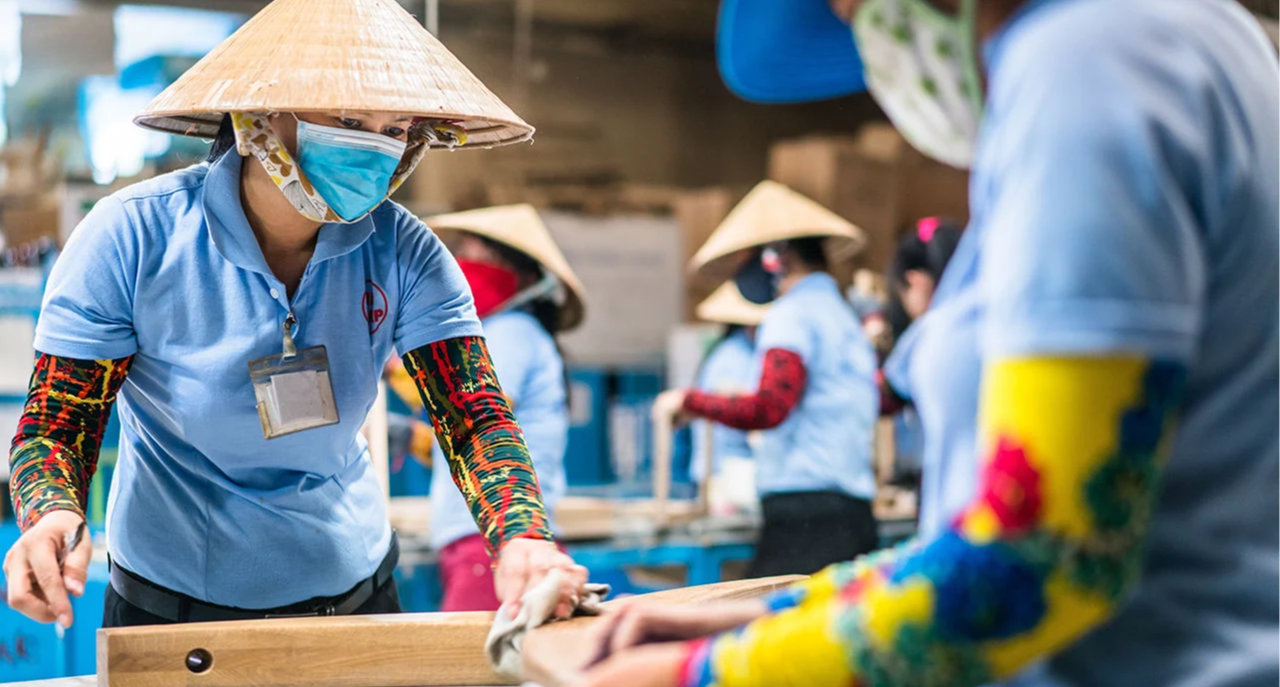 Chỉ t&iacute;nh ri&ecirc;ng tại H&agrave; Nội, đ&atilde; c&oacute; hơn 200 doanh nghiệp, tương ứng với 10.000 chỉ ti&ecirc;u tuyển dụng qua s&agrave;n giao dịch việc l&agrave;m từ đầu năm đến nay.