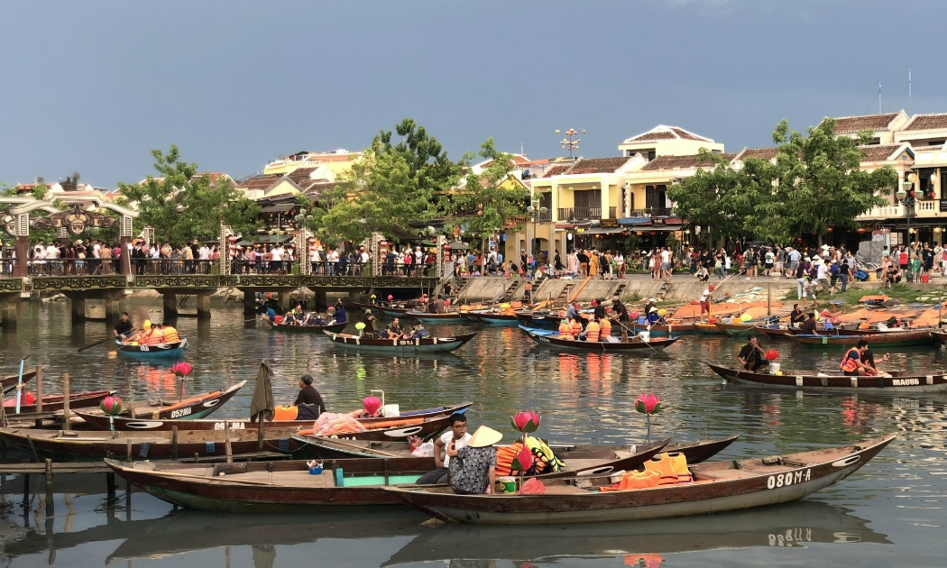 Việc dỡ bỏ hạn chế đi lại và khôi phục các chuyến bay đón khách quốc tế hứa hẹn sẽ làm du lịch Việt Nam hồi sinh.