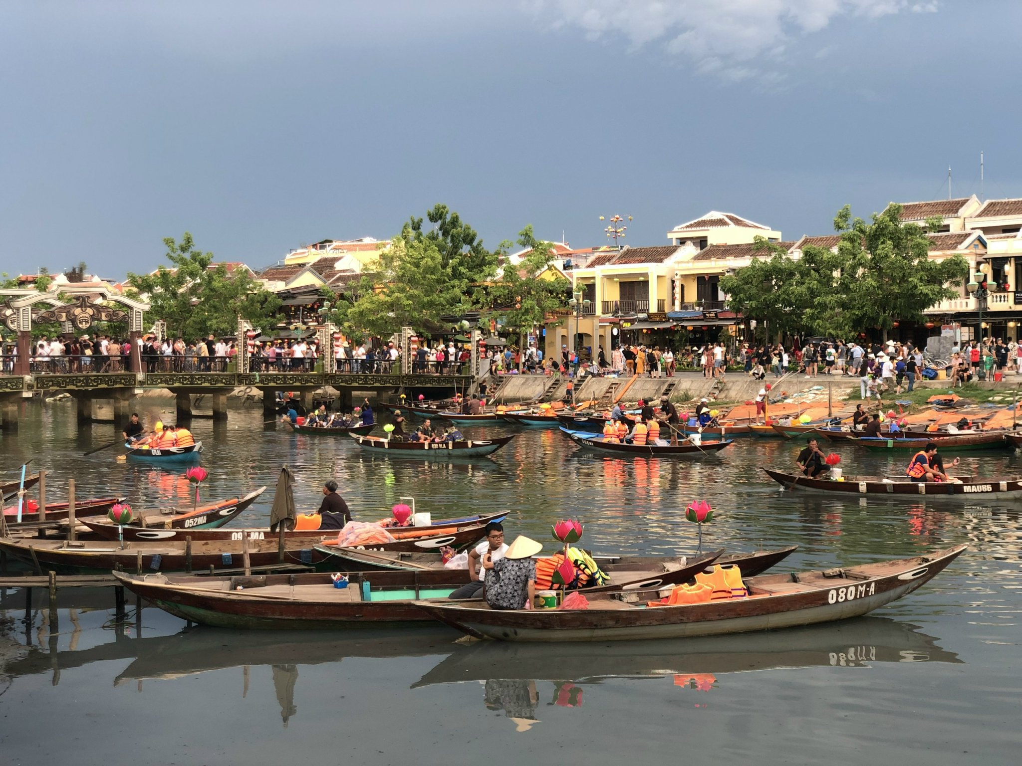 Việc dỡ bỏ hạn chế đi lại và khôi phục các chuyến bay đón khách quốc tế hứa hẹn sẽ làm du lịch Việt Nam hồi sinh.