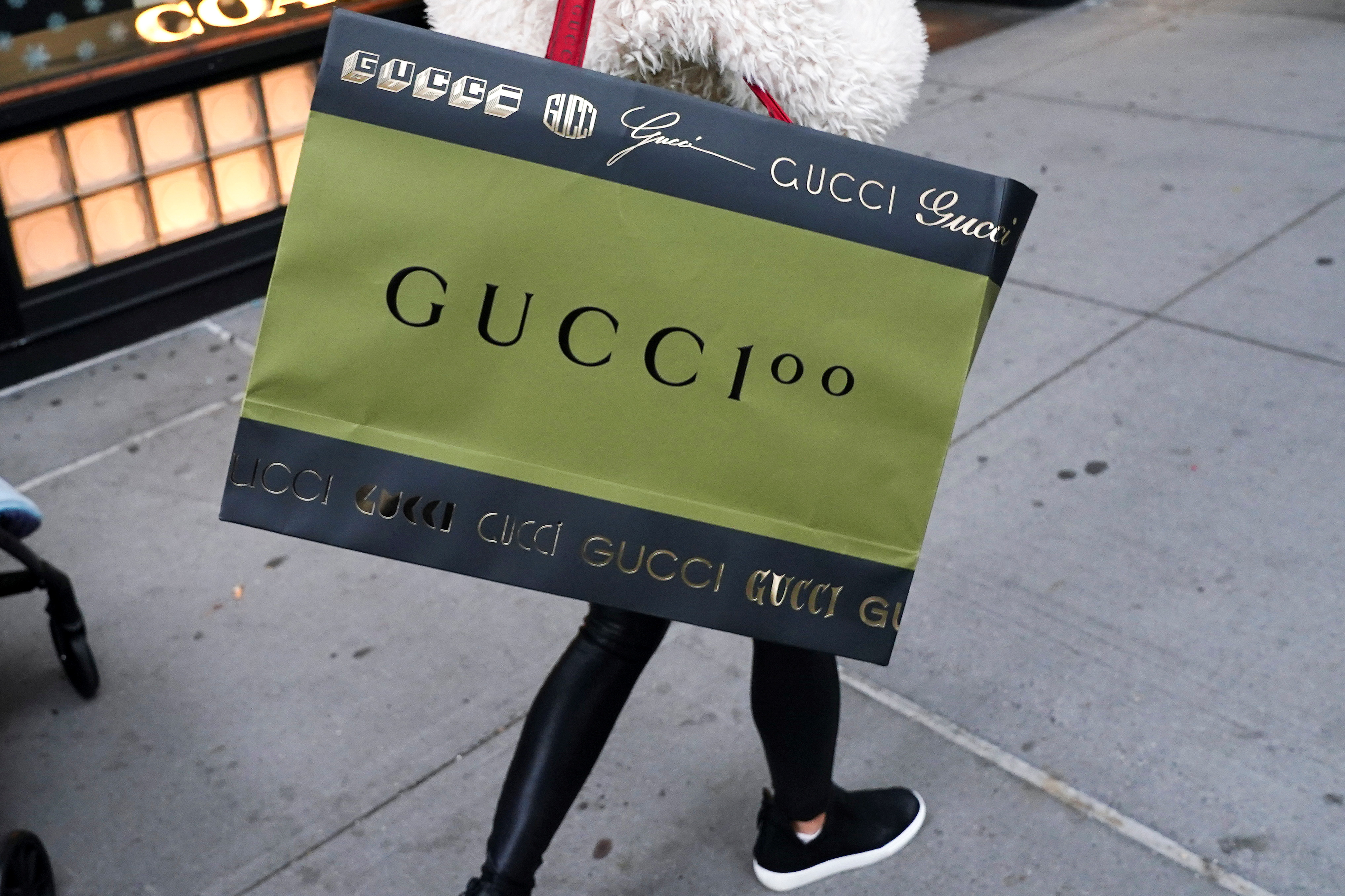 G&oacute;p phần lớn nhất trong kết quả của tập đo&agrave;n l&agrave; Gucci, thương hiệu c&oacute; doanh thu qu&yacute; 4 tăng 32%.