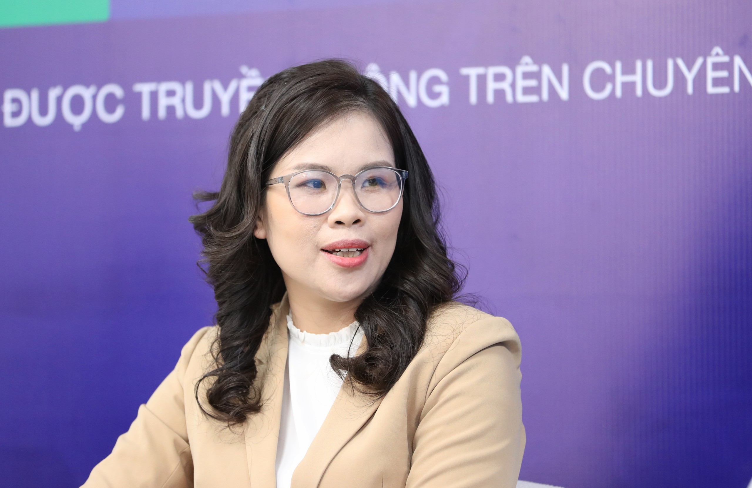 Bà Đỗ Hồng Vân, Trưởng nhóm phân tích dữ liệu, Khối dịch vụ Thông tin Tài chính FiinGroup lưu ý định giá chung của VN-Index đang chịu ảnh hưởng rất lớn từ khối ngân hàng. Ảnh: Quang Phúc.